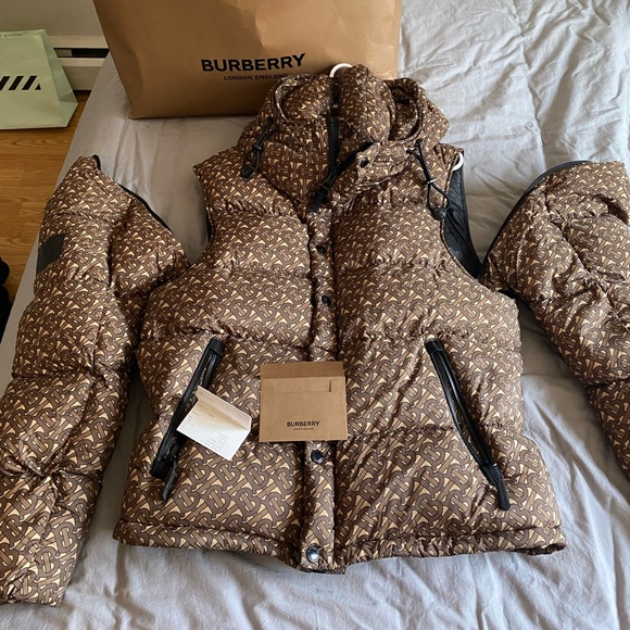 BURBERRY PUFFER JACKET (with detachable sleeves) - Picture 5 of 6